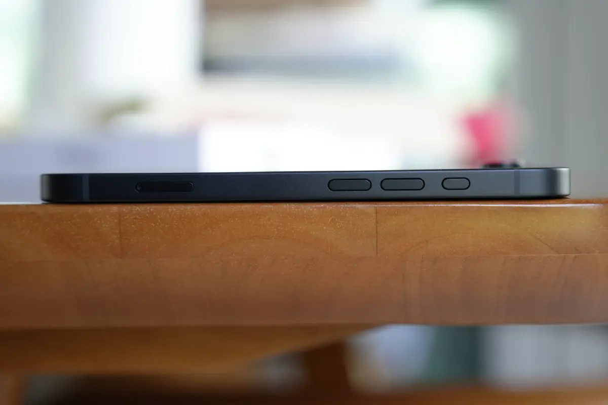 แกะกล่องรีวิว 'iPhone 17e' ไอโฟนรุ่นคุ้มค่าที่สุดแห่งปี 2026