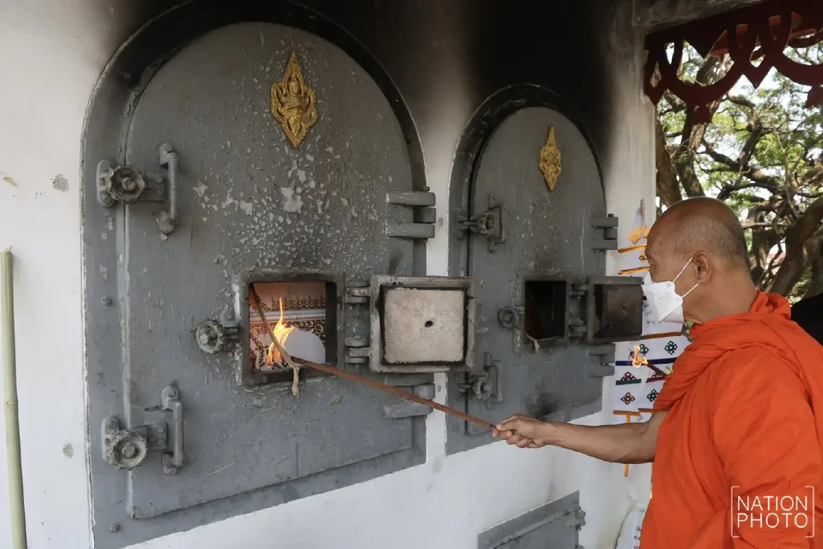วิกฤตน้ำมันแพง-ขาดแคลน วัดเชียงใหม่ปรับใช้ 'ฟืน' เผาศพ ช่วยลดค่าใช้จ่าย
