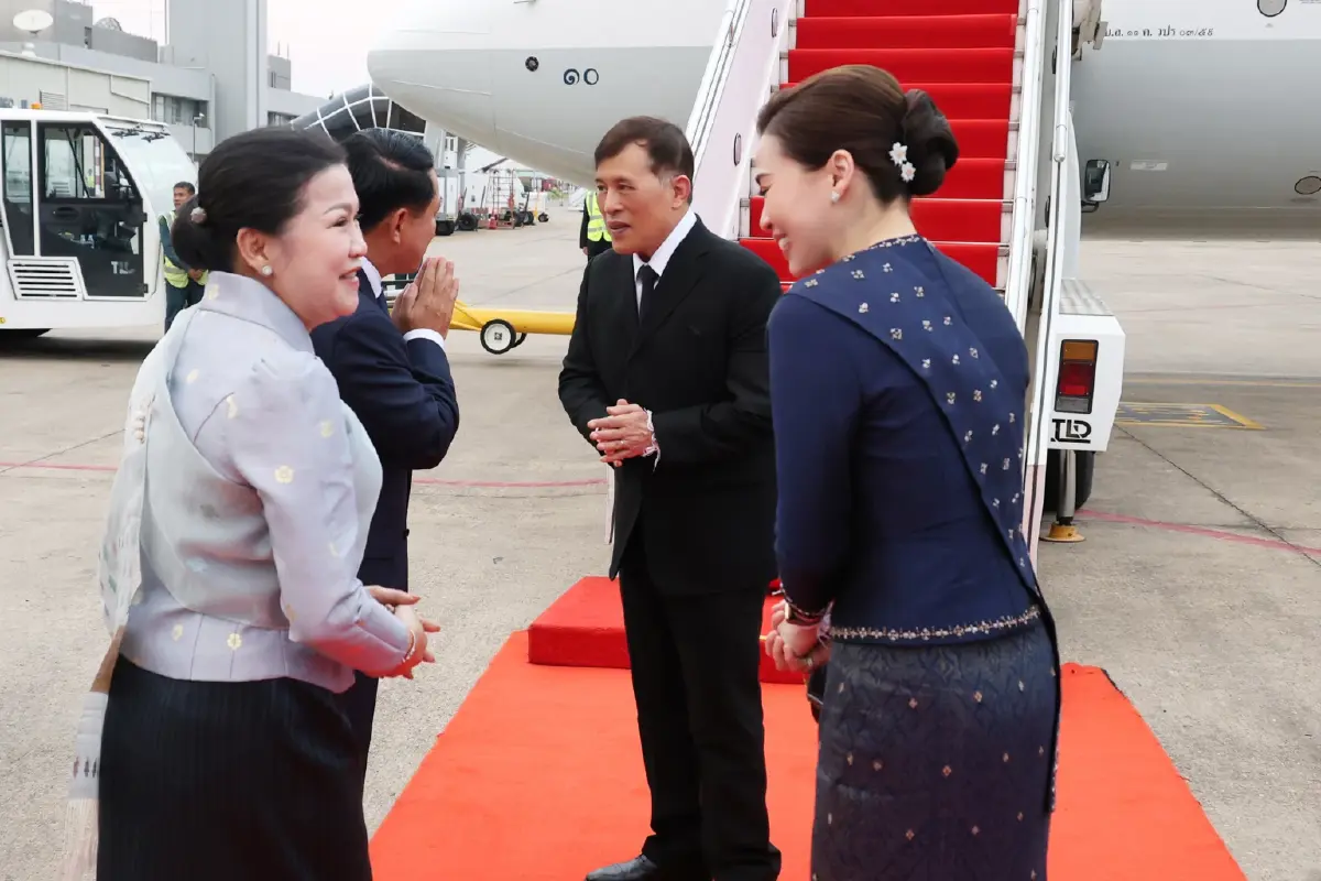 ในหลวง-พระราชินี เสด็จฯไปทรงสักการะพระธาตุหลวง เสร็จสิ้นทรงเสด็จฯกลับจากเยือนสปป.ลาว