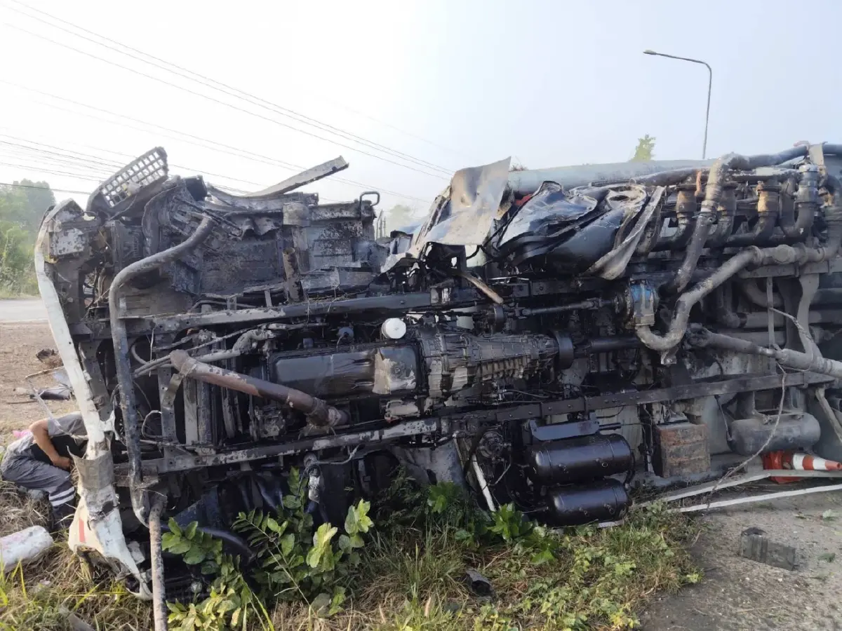 ระทึก 'รถบรรทุกน้ำมัน' พลิกคว่ำ! น้ำมันรั่วไหลถนนมิตรภาพ นครราชสีมา