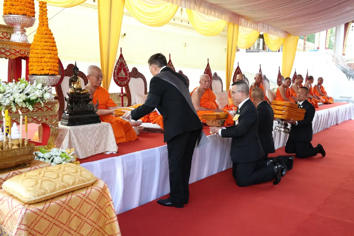 ในหลวง-พระราชินี เสด็จฯไปทรงสักการะพระธาตุหลวง เสร็จสิ้นทรงเสด็จฯกลับจากเยือนสปป.ลาว