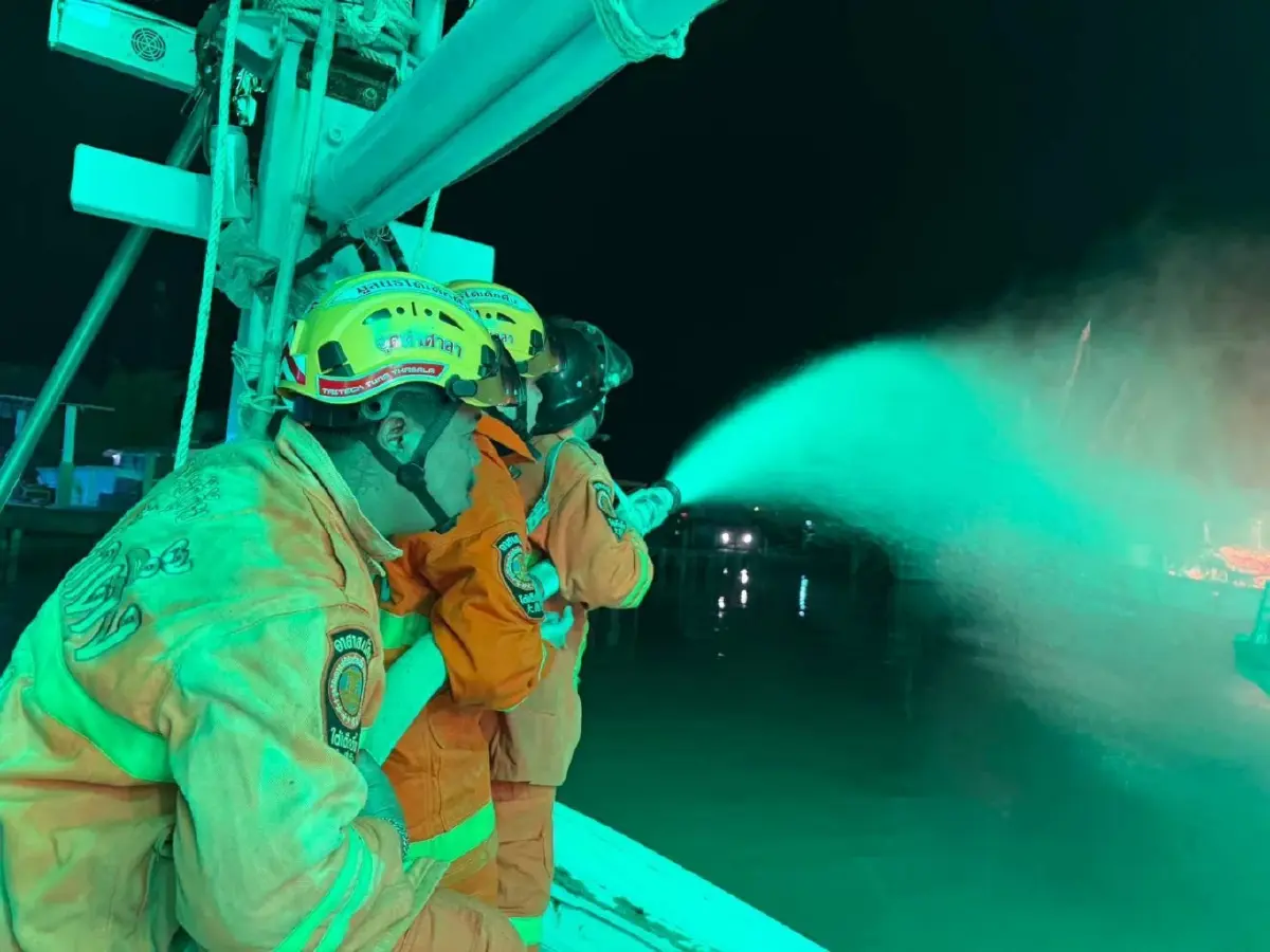 ระทึก ไฟไหม้เรือประมงหลายลำ ณ ท่าเทียบเรือเจ้าท่า อ.ขนอม นครศรีฯ