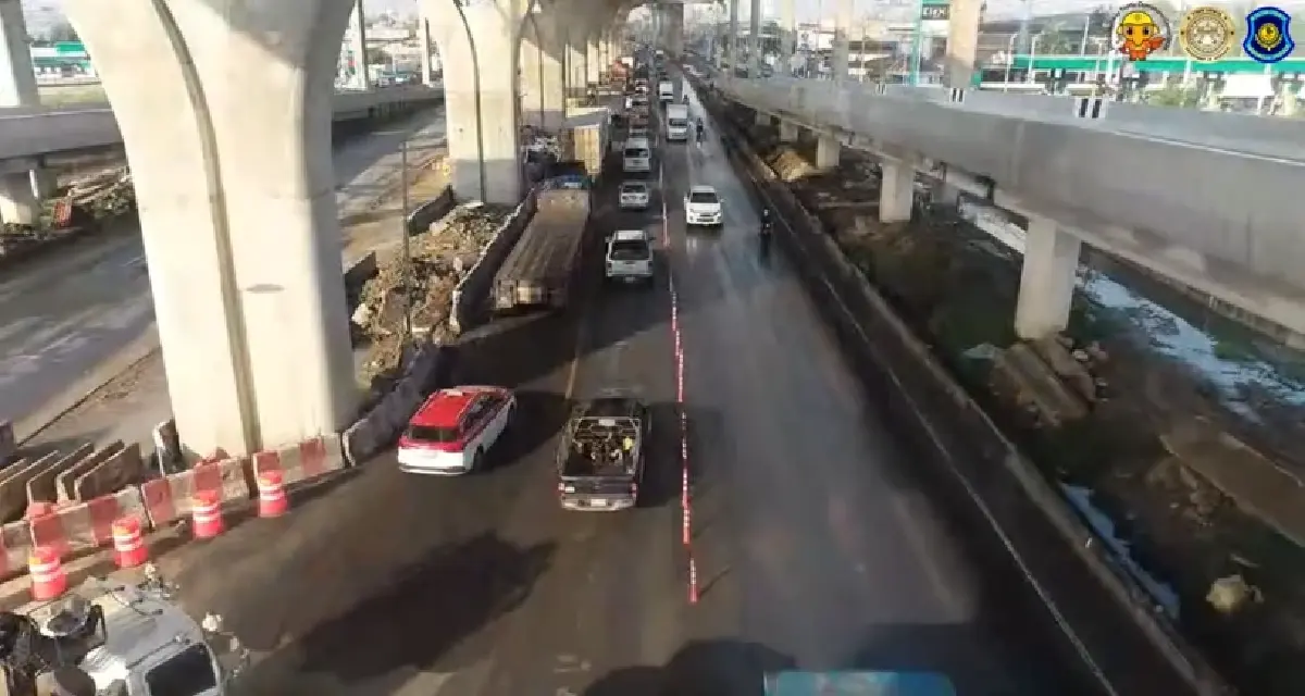 น้ำท่วมถนนพระราม 2 หลังฝนตกหนัก เร่งระบายน้ำ รถติดท้ายแถวสะสม