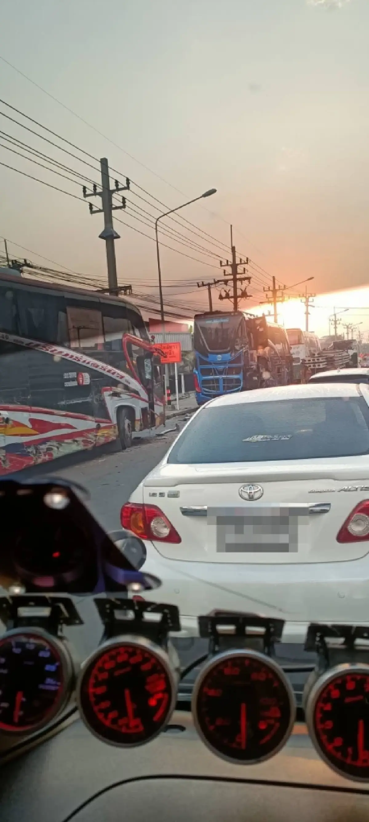 ด่วน ถนนบางนา-ตราด รถติดมาก รถบรรทุกชนรถบัสหลายคัน กม.32 ขาออก