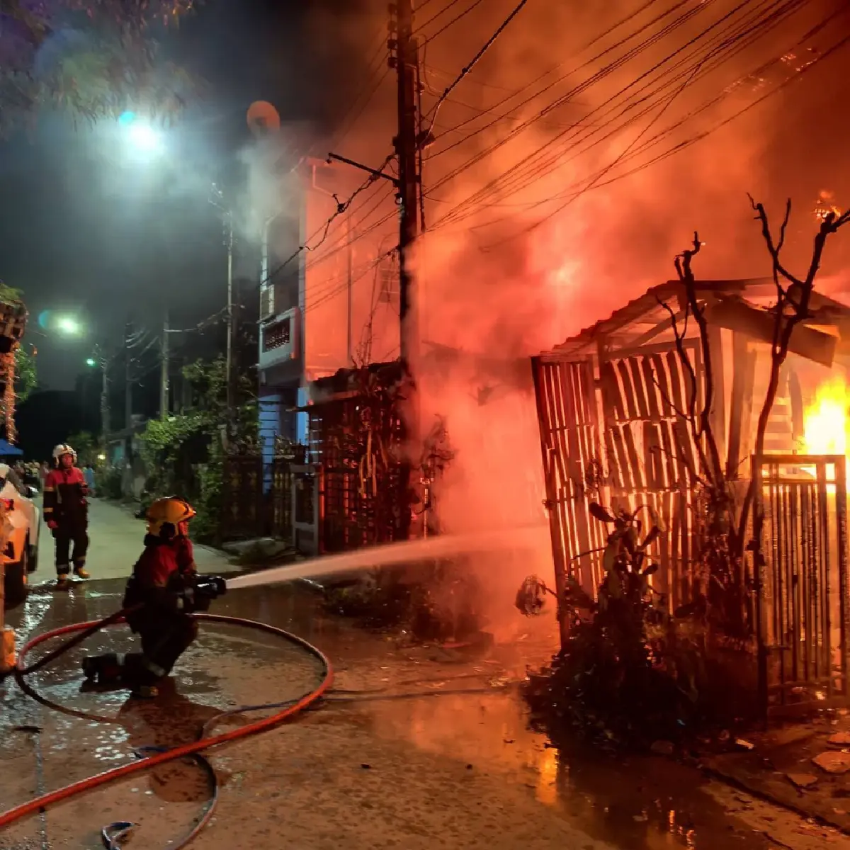 ไฟไหม้บ้านเรือนประชาชน ซอยพหลโยธิน 63 บางเขน ฉีดน้ำ ดับเพลิงวุ่น