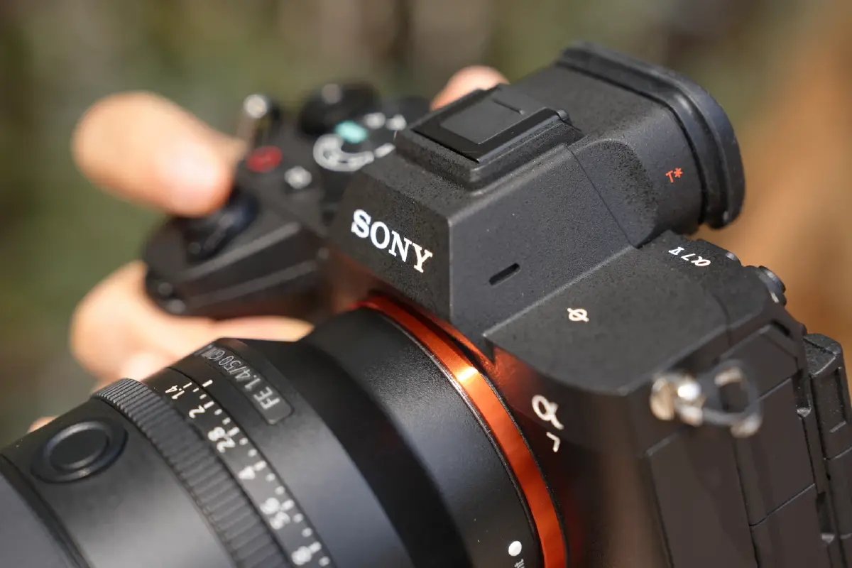 ดีจริงไหม? รีวิว 'Sony Alpha 7 V' หน้าตาคล้ายเดิม เพิ่มเติมฉลาดขึ้น