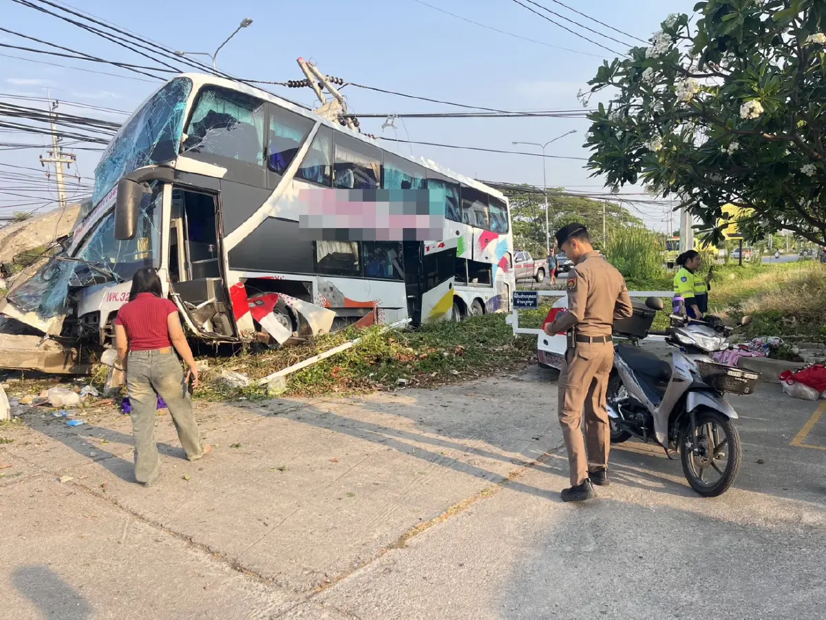 ด่วน รถทัวร์เสียหลักชนเสาไฟ หัก 2 ท่อน ที่เพชรบุรี บาดเจ็บอื้อ