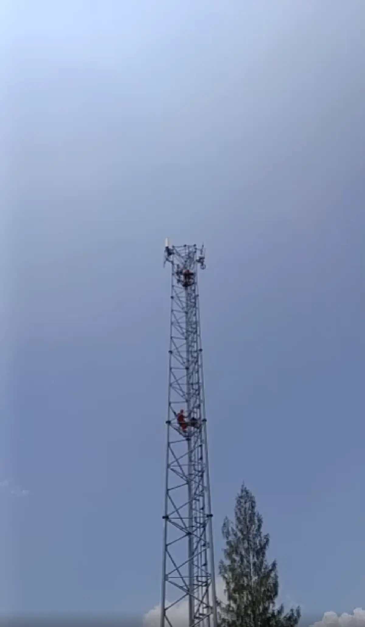 ด่วน ยังไม่ลง ชายขโมยสายไฟ มอเตอร์เวย์ M6 ปีนเสาสื่อสาร หนีความผิด