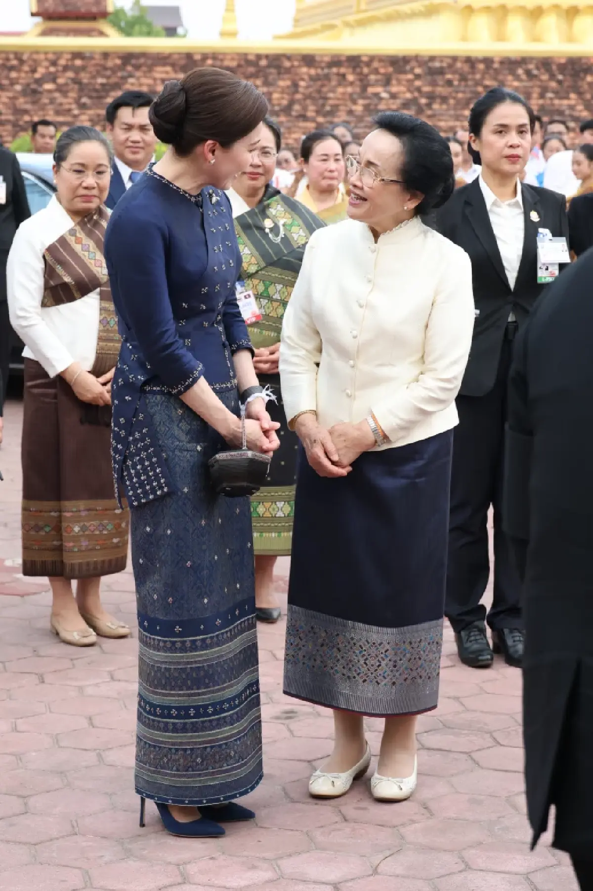 ในหลวง-พระราชินี เสด็จฯไปทรงสักการะพระธาตุหลวง เสร็จสิ้นทรงเสด็จฯกลับจากเยือนสปป.ลาว