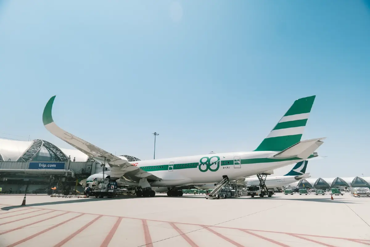 คาเธ่ย์ แปซิฟิค ฉลอง 80 ปี เปิดตัวลาย 'แซนด์วิชผักกาดหอม' บนเครื่องบินแอร์บัส A350