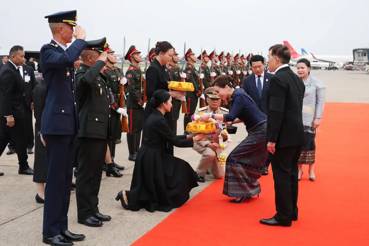 ในหลวง-พระราชินี เสด็จฯไปทรงสักการะพระธาตุหลวง เสร็จสิ้นทรงเสด็จฯกลับจากเยือนสปป.ลาว