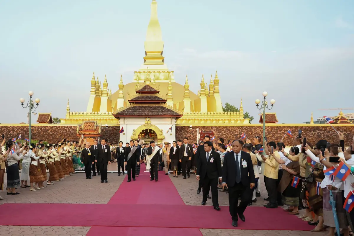 ในหลวง-พระราชินี เสด็จฯไปทรงสักการะพระธาตุหลวง เสร็จสิ้นทรงเสด็จฯกลับจากเยือนสปป.ลาว