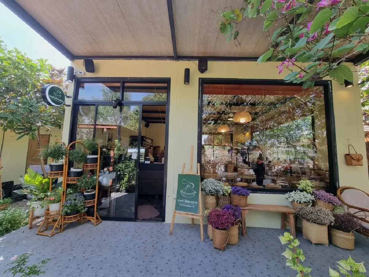 ชิมขนมไทย ‘ยายทำให้หลานขาย’ ชม ‘พระแม่ธรณีสวยที่สุด’ ที่นนทบุรี