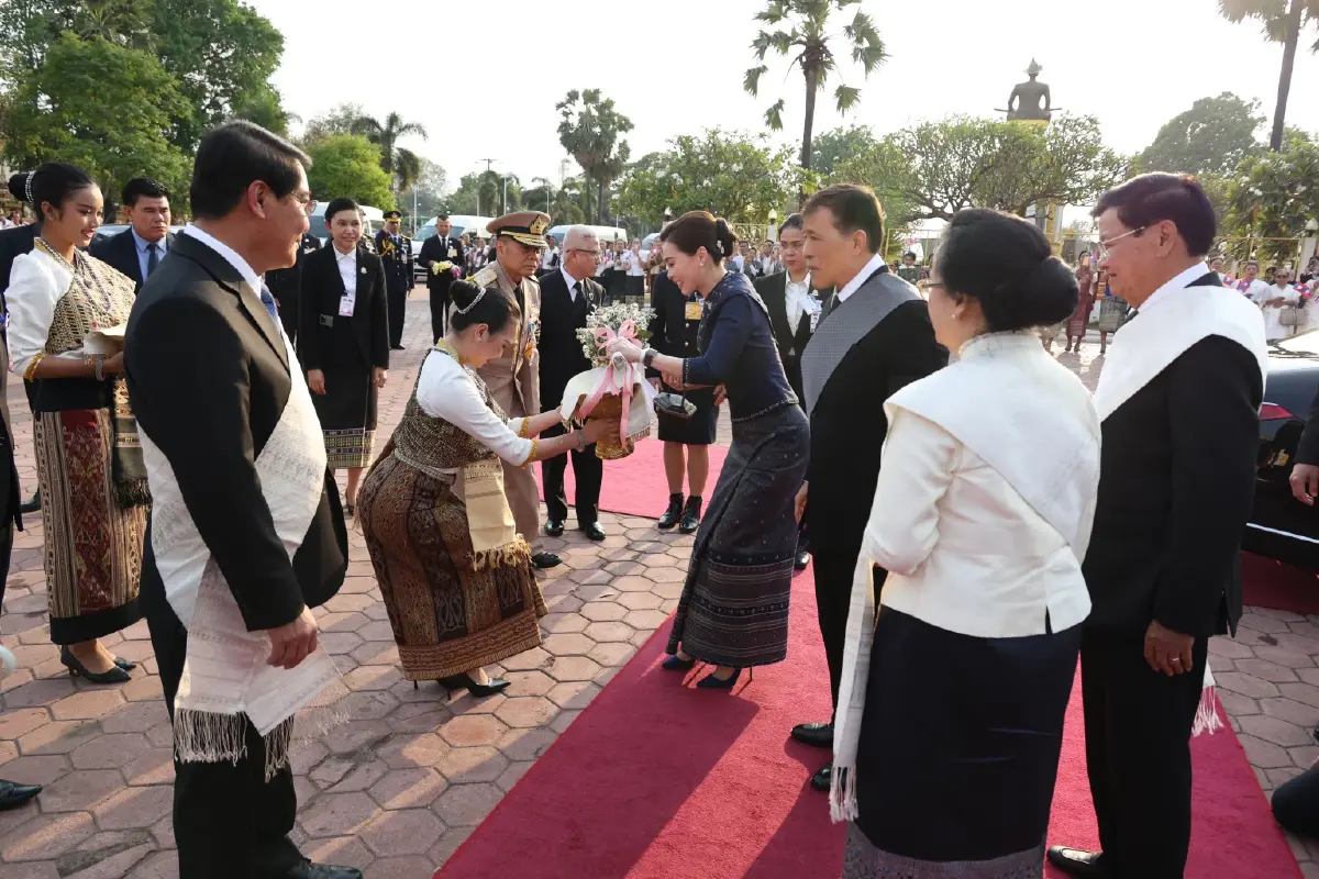 ในหลวง-พระราชินี เสด็จฯไปทรงสักการะพระธาตุหลวง เสร็จสิ้นทรงเสด็จฯกลับจากเยือนสปป.ลาว