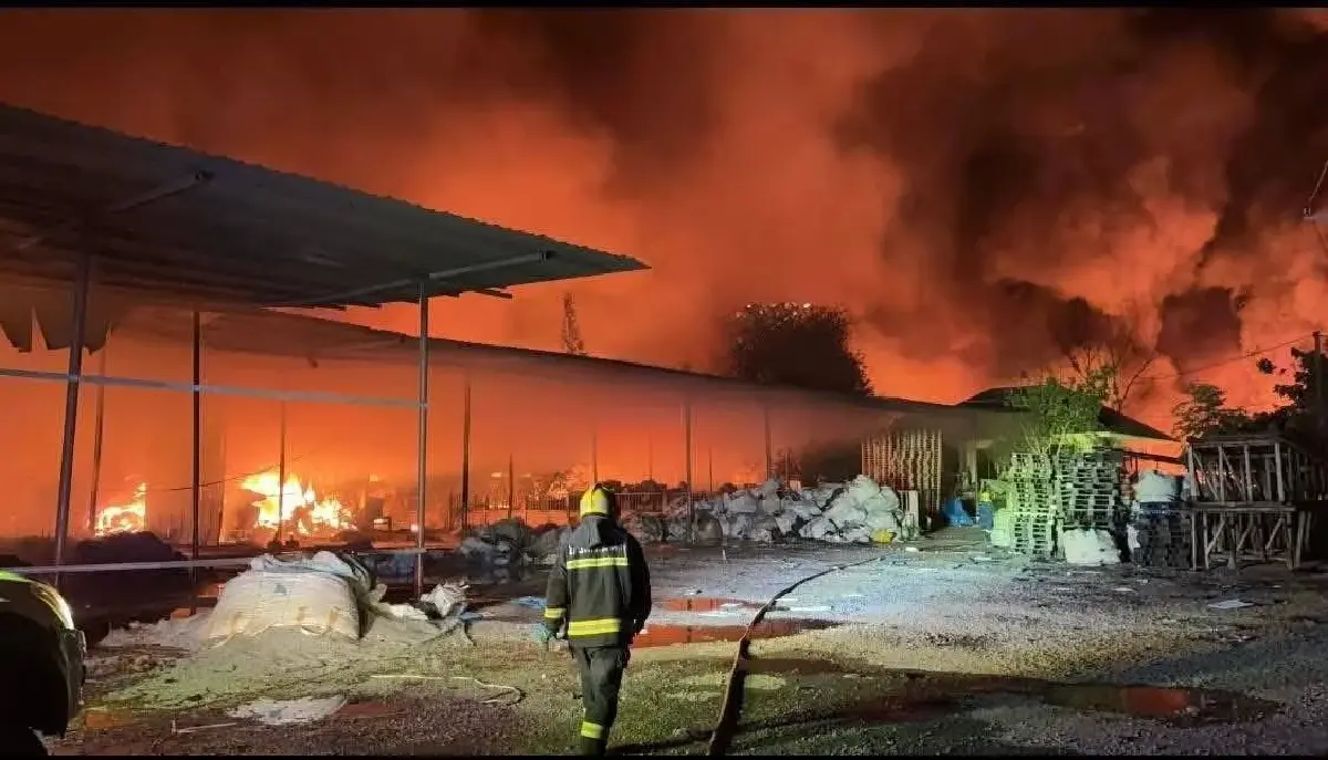 ยังคุมเพลิงไม่ได้ ไฟไหม้โรงงานยางรถยนต์ อ.ปลวกแดง จ.ระยอง