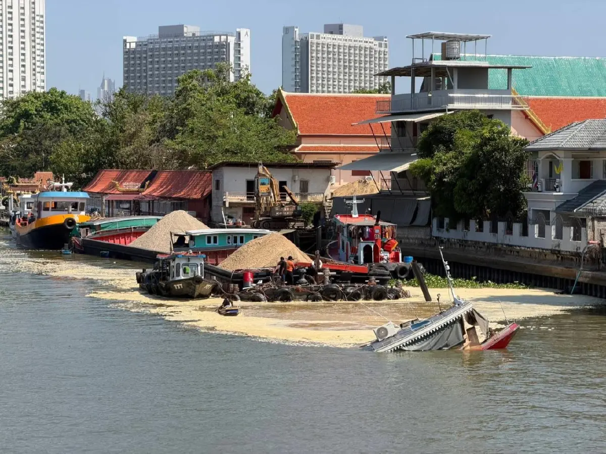 ด่วน เกิดเหตุ 'เรือล่ม' กลางคลองบางกอกน้อย เจ้าหน้าที่กู้ภัยทางน้ำระดมกำลังเข้าช่วยเหลือ