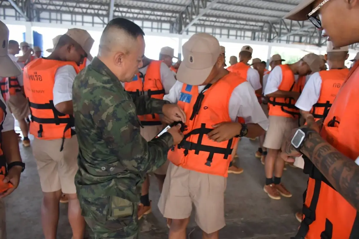 ศูนย์ฝึกทหารใหม่ จัดกิจกรรมฝึกตีกระเชียงในทะเล สร้างเหล็กในคน