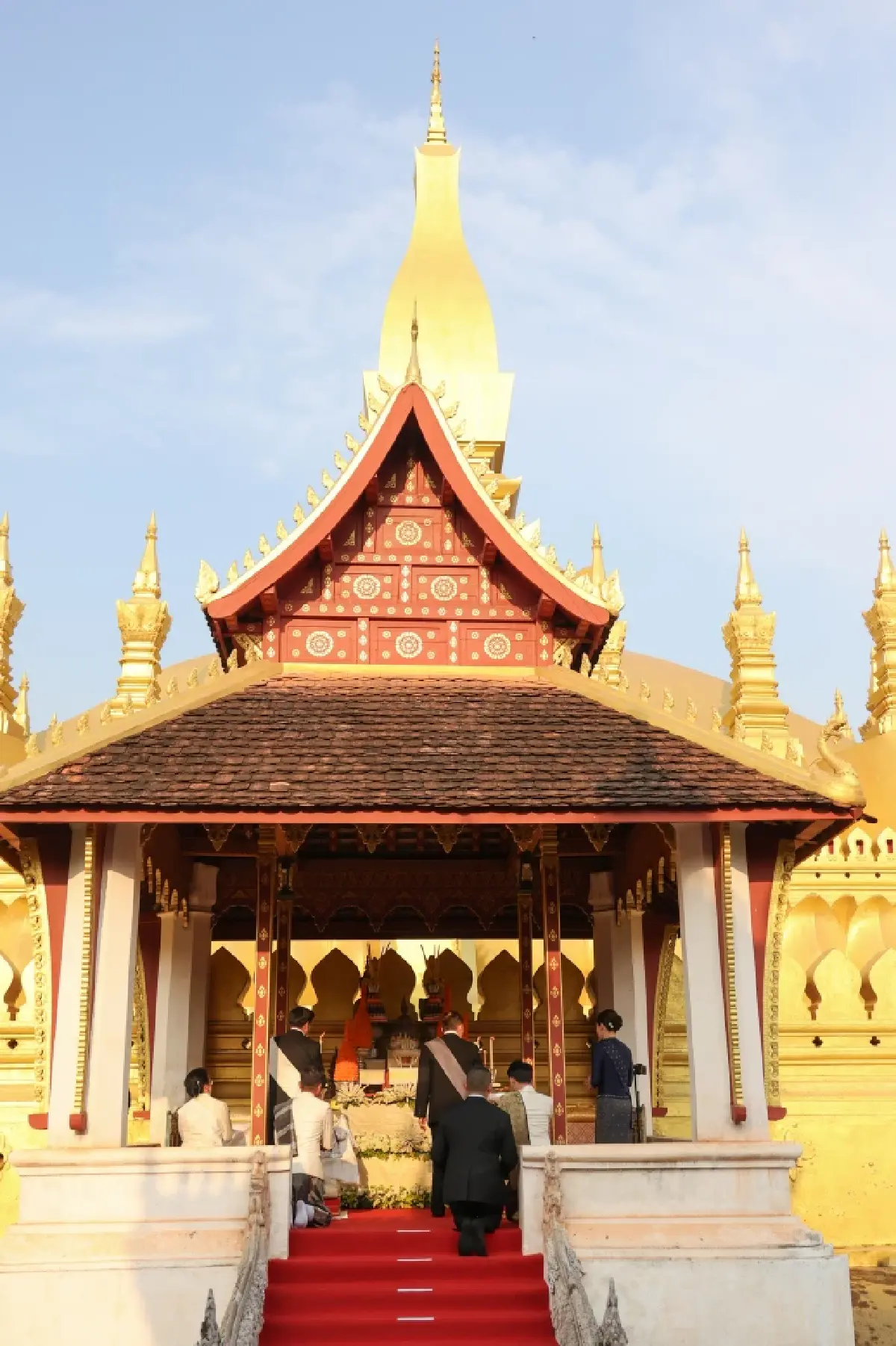 ในหลวง-พระราชินี เสด็จฯไปทรงสักการะพระธาตุหลวง เสร็จสิ้นทรงเสด็จฯกลับจากเยือนสปป.ลาว