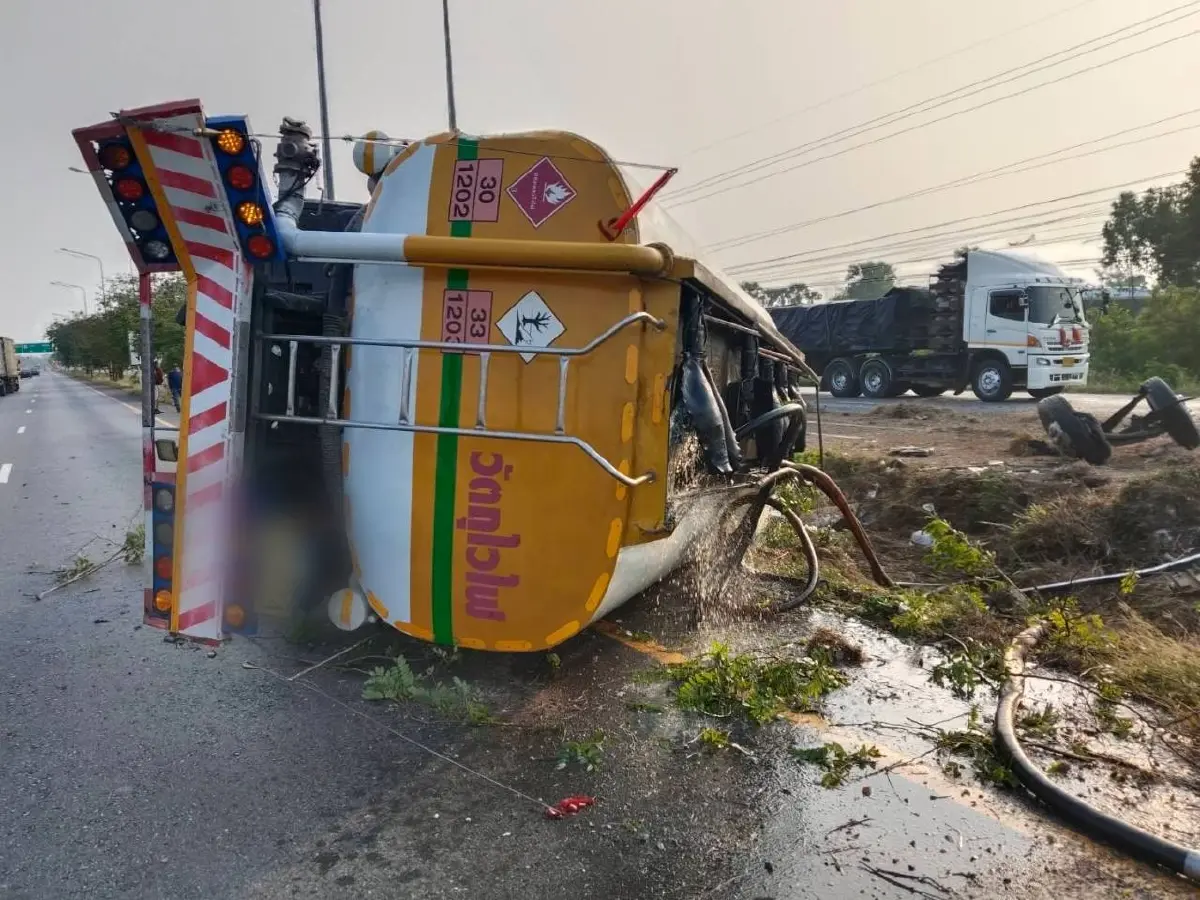 ระทึก 'รถบรรทุกน้ำมัน' พลิกคว่ำ! น้ำมันรั่วไหลถนนมิตรภาพ นครราชสีมา