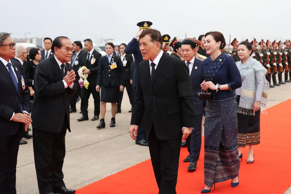 ในหลวง-พระราชินี เสด็จฯไปทรงสักการะพระธาตุหลวง เสร็จสิ้นทรงเสด็จฯกลับจากเยือนสปป.ลาว