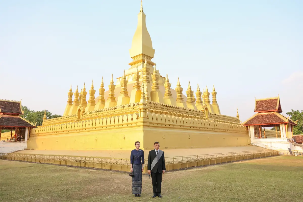 ในหลวง-พระราชินี เสด็จฯไปทรงสักการะพระธาตุหลวง เสร็จสิ้นทรงเสด็จฯกลับจากเยือนสปป.ลาว