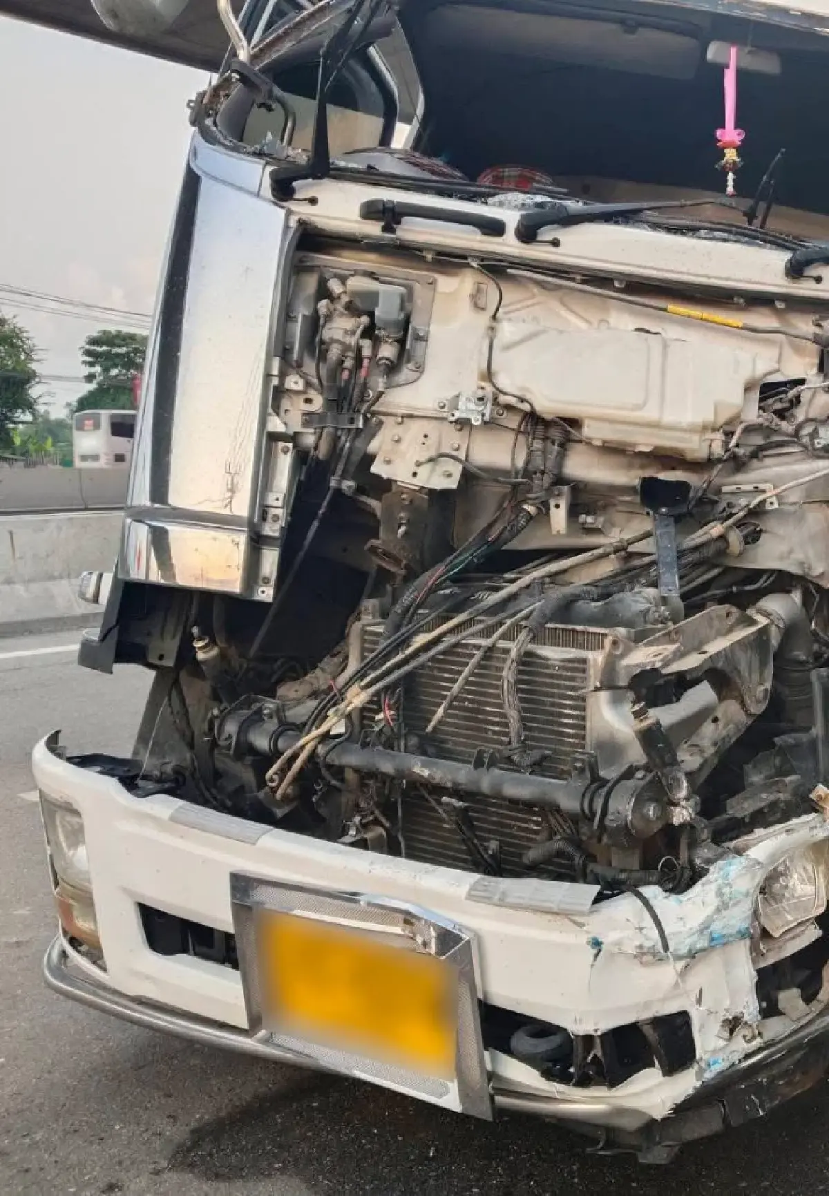 ด่วน ถนนบางนา-ตราด รถติดมาก รถบรรทุกชนรถบัสหลายคัน กม.32 ขาออก