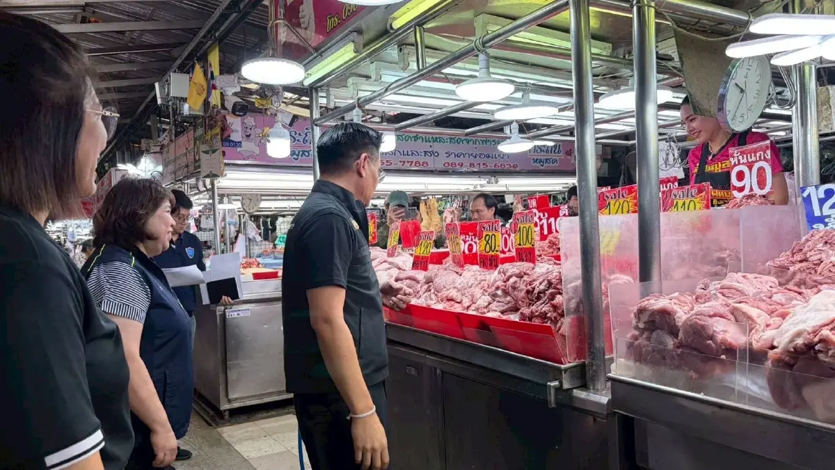 พาณิชย์ ตรวจ 3 ตลาดดัง คุมราคาสินค้า พบไข่ไก่ขยับเล็กน้อย ย้ำห้ามฉวยโอกาสขึ้นราคา