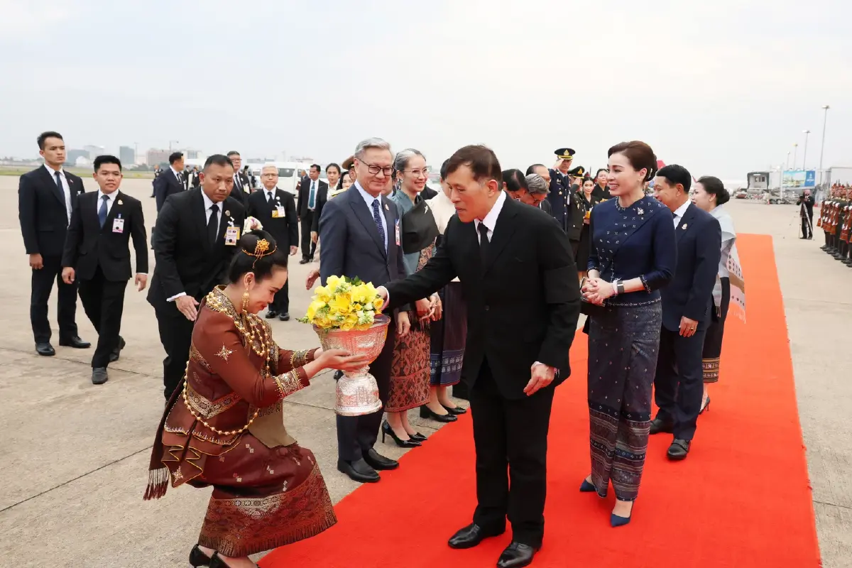 ในหลวง-พระราชินี เสด็จฯไปทรงสักการะพระธาตุหลวง เสร็จสิ้นทรงเสด็จฯกลับจากเยือนสปป.ลาว