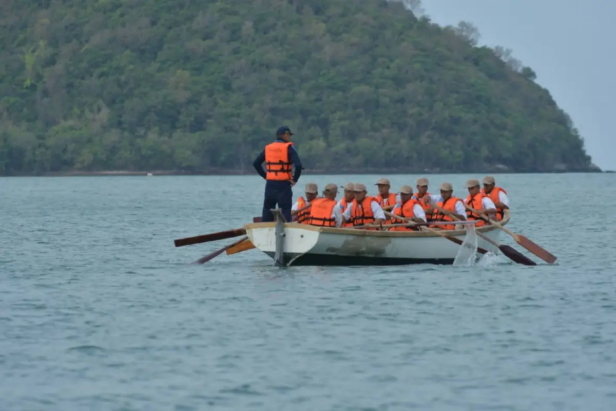 ศูนย์ฝึกทหารใหม่ จัดกิจกรรมฝึกตีกระเชียงในทะเล สร้างเหล็กในคน