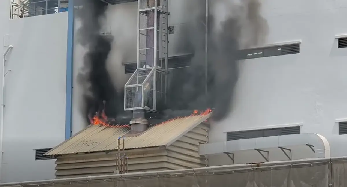 ด่วน ไฟไหม้โรงงานใหญ่ 'นิคมฯ ดัง' เขตประเวศ ควันดำพุ่งท่วมหลังคา