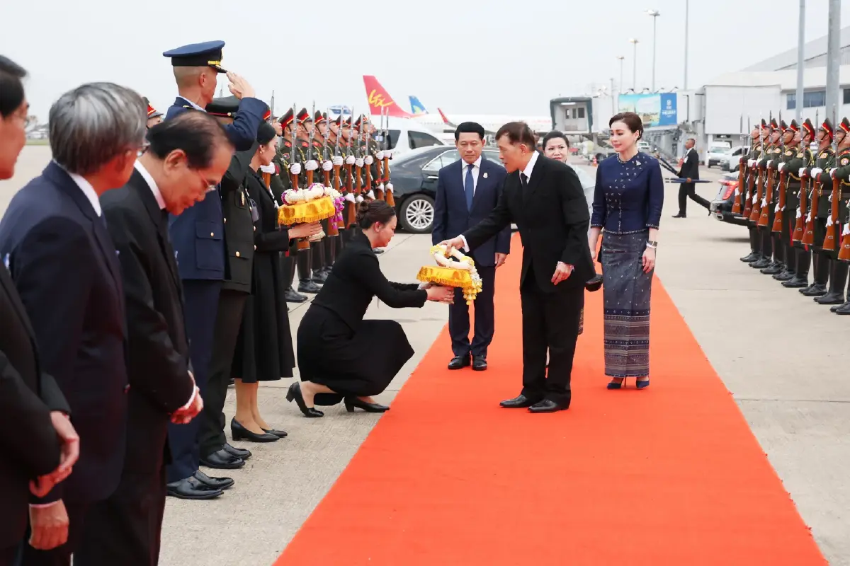 ในหลวง-พระราชินี เสด็จฯไปทรงสักการะพระธาตุหลวง เสร็จสิ้นทรงเสด็จฯกลับจากเยือนสปป.ลาว