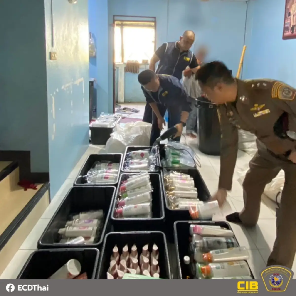 'แชมพู' ปลอมแบรนด์ดัง อ้างหลุด QC ตระเวนขายตลาดนัด จับลุงกวนมือ