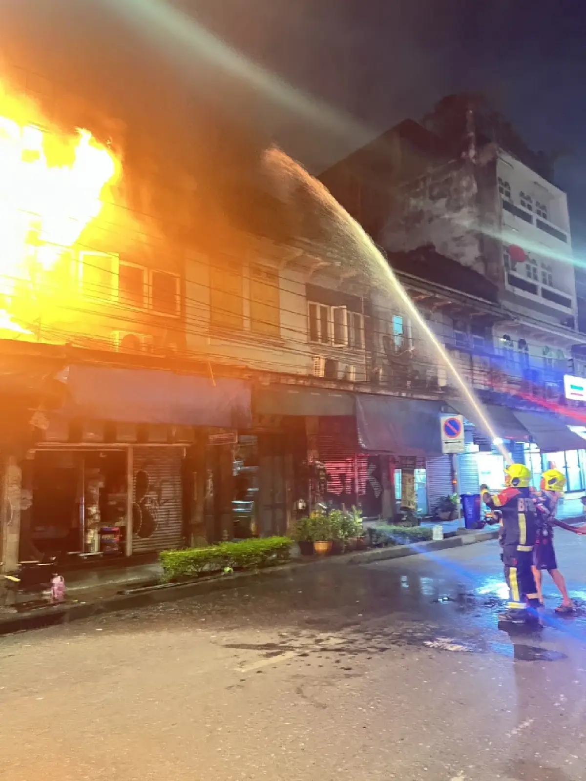 เกิดเหตุ ไฟไหม้บ้านเรือนประชาชน ซอยสามเสน 2 เพลิงโหมชั้น 2 วอดหนัก