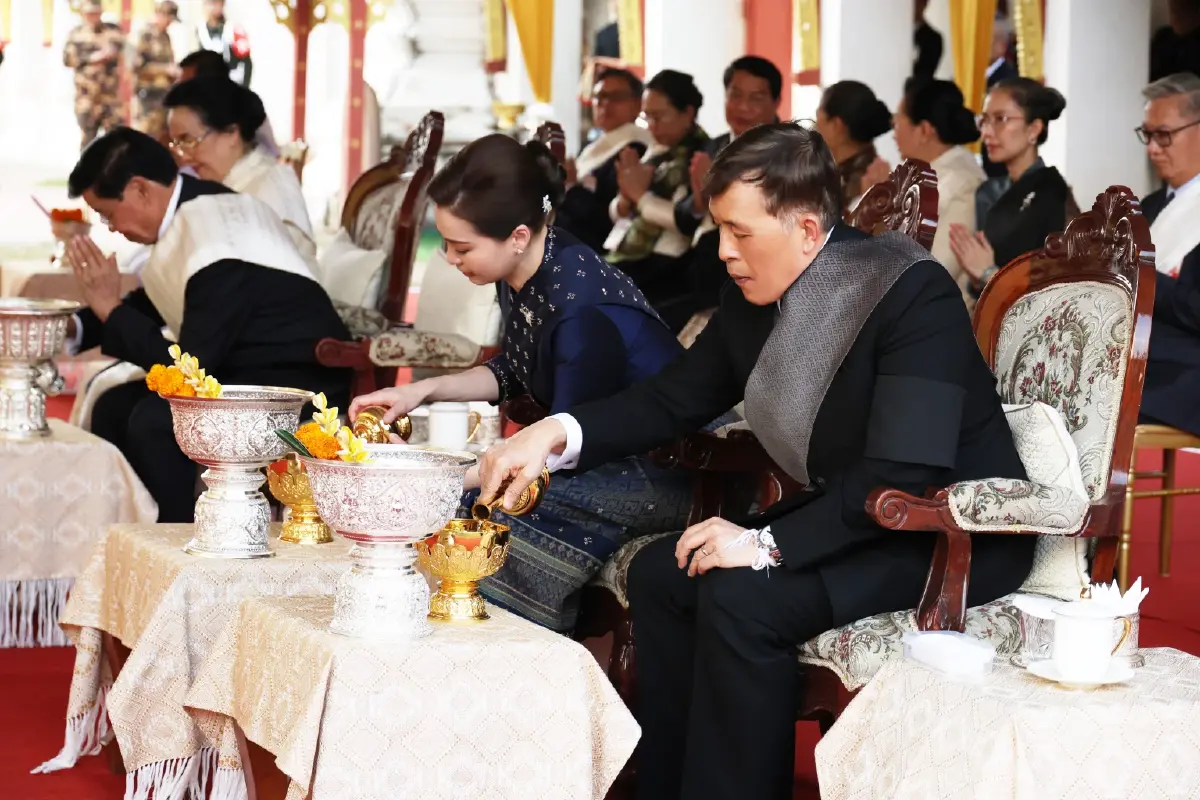 ในหลวง-พระราชินี เสด็จฯไปทรงสักการะพระธาตุหลวง เสร็จสิ้นทรงเสด็จฯกลับจากเยือนสปป.ลาว