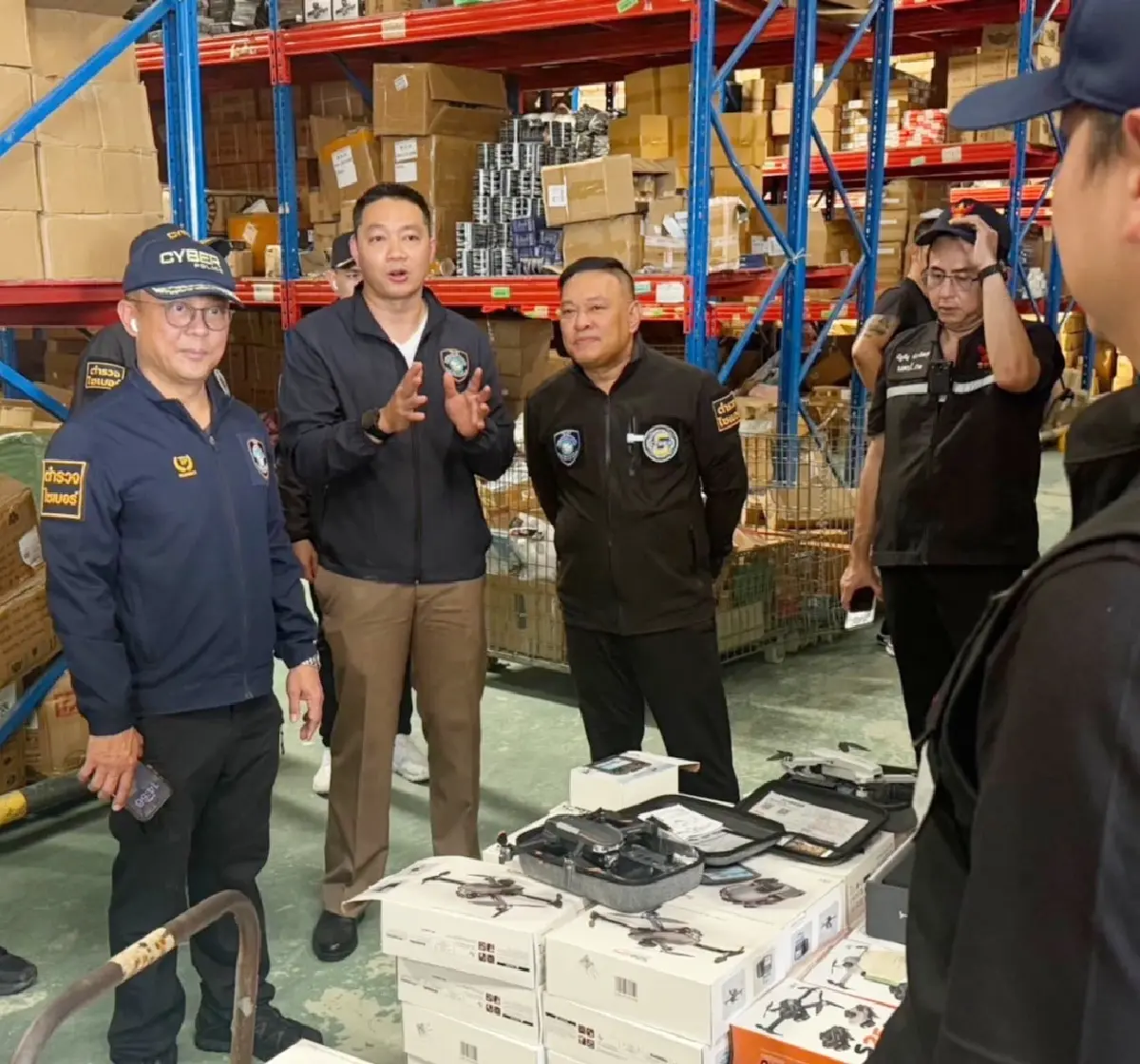 บุกยึดโดรนเถื่อนหลายพันลำ ค้นโกดังย่านลาดกระบัง หวั่นภัยมั่นคง