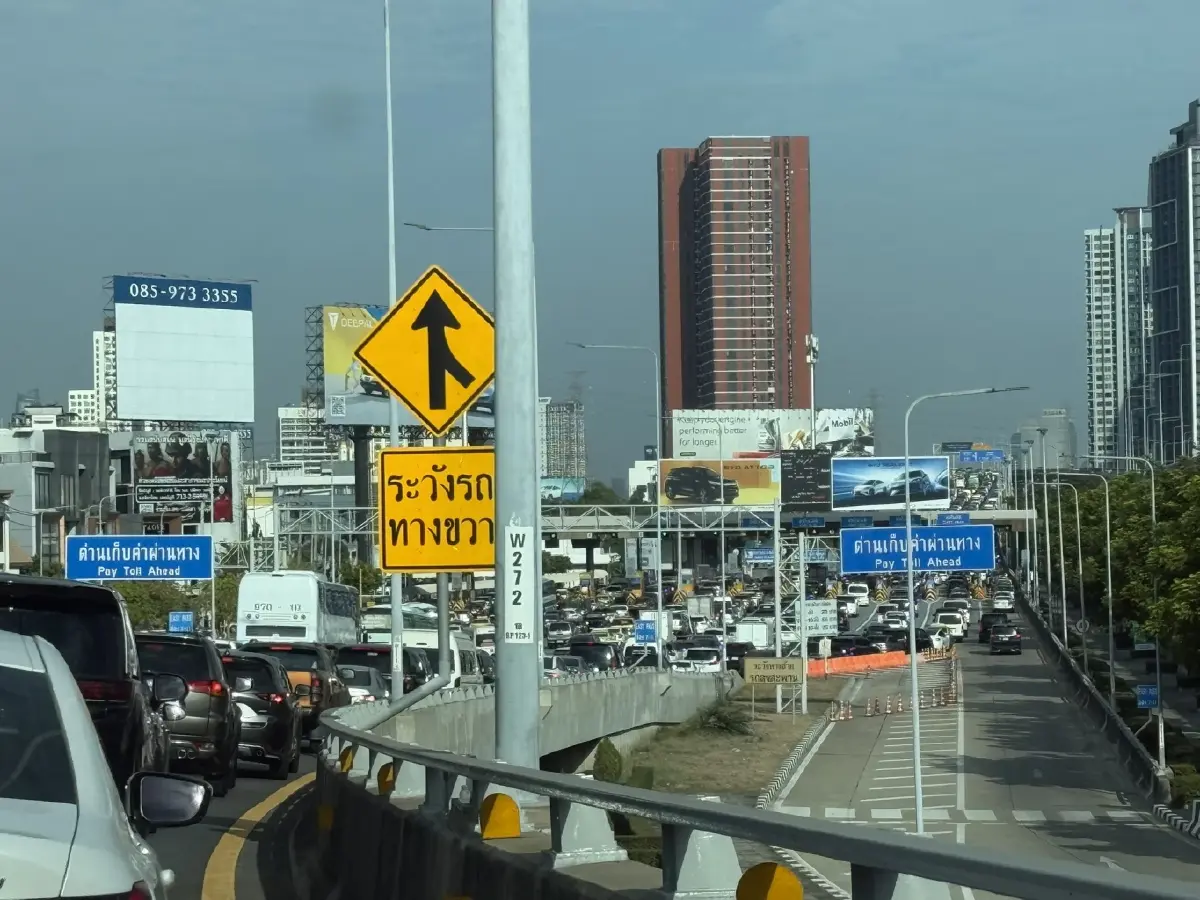 รถติดมาก ทางด่วนศรีรัช รถล้นด่าน ประเดิมวันแรก WFH ประหยัดพลังงาน