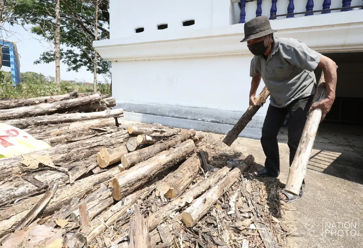 วิกฤตน้ำมันแพง-ขาดแคลน วัดเชียงใหม่ปรับใช้ 'ฟืน' เผาศพ ช่วยลดค่าใช้จ่าย