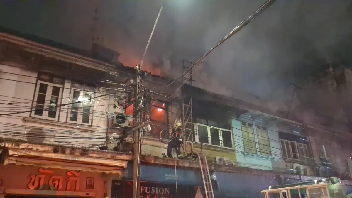 เกิดเหตุ ไฟไหม้บ้านเรือนประชาชน ซอยสามเสน 2 เพลิงโหมชั้น 2 วอดหนัก