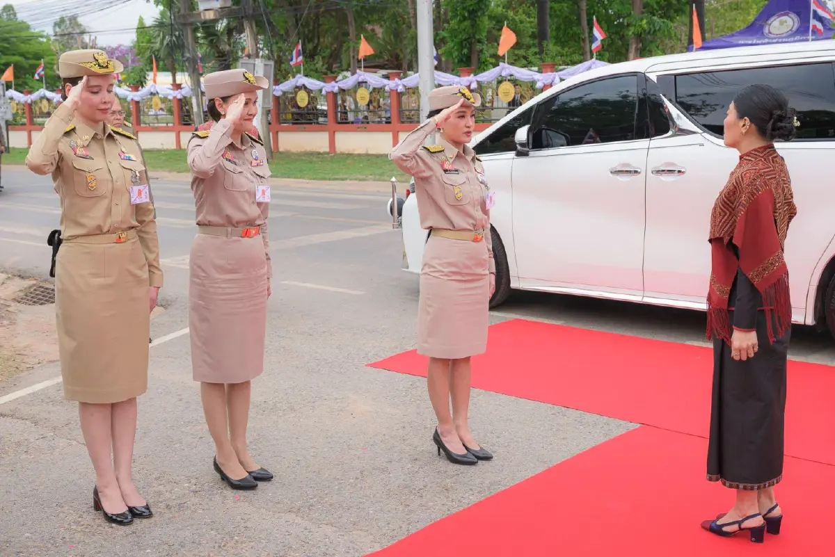 เจ้าฟ้าสิริวัณณวรีฯ สืบสานพระราชปณิธาน ดันแพรวาบ้านโพนสู่สากล