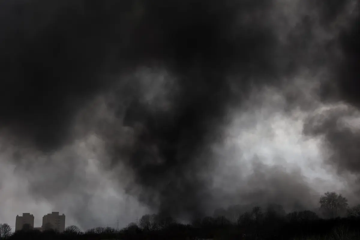 ‘อิหร่าน’ เจอ ‘ฝนกรดสีดำ’ จากระเบิดคลังเก็บน้ำมัน ทำลายสุขภาพ-สิ่งแวดล้อม