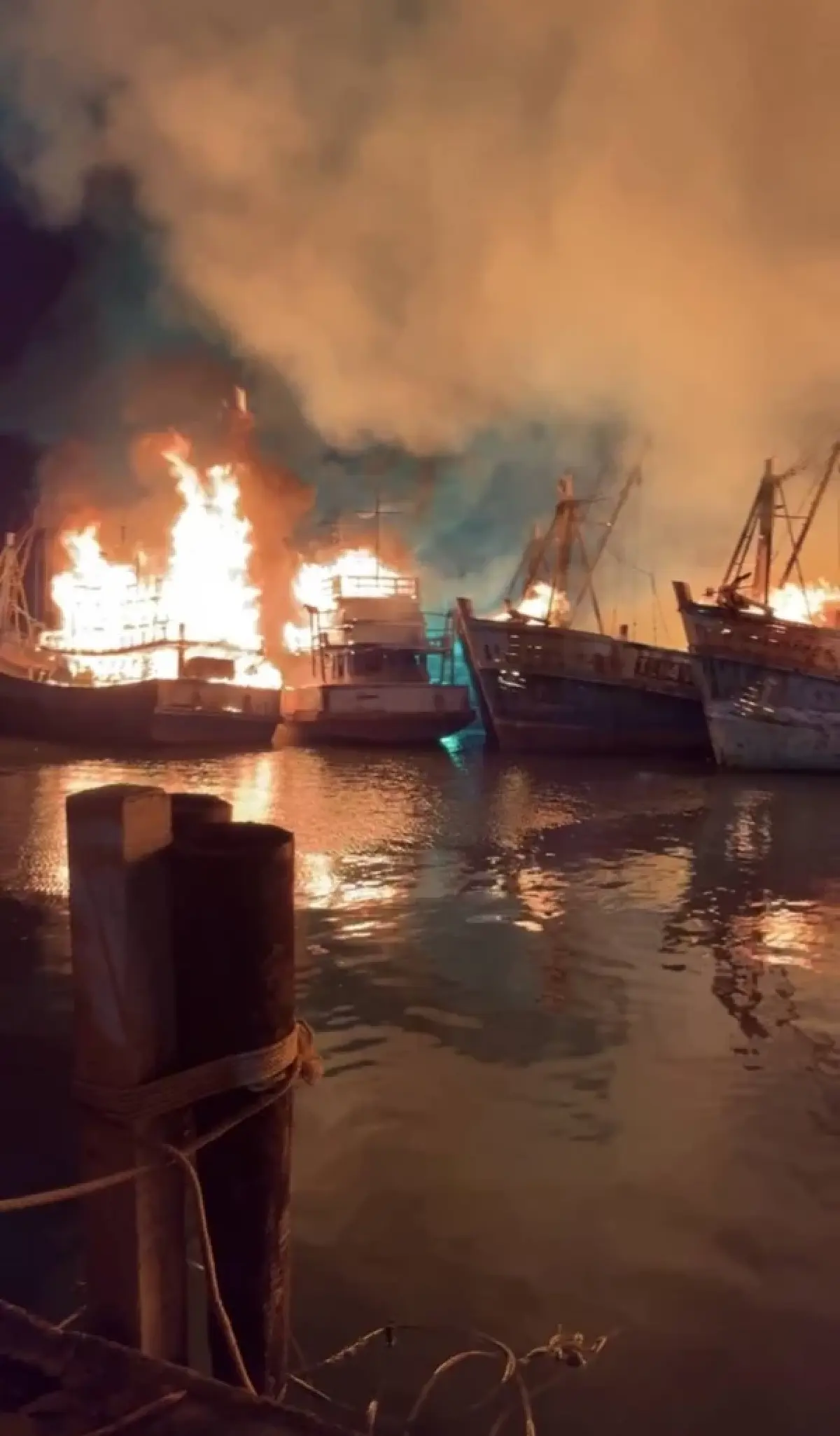 ระทึก ไฟไหม้เรือประมงหลายลำ ณ ท่าเทียบเรือเจ้าท่า อ.ขนอม นครศรีฯ