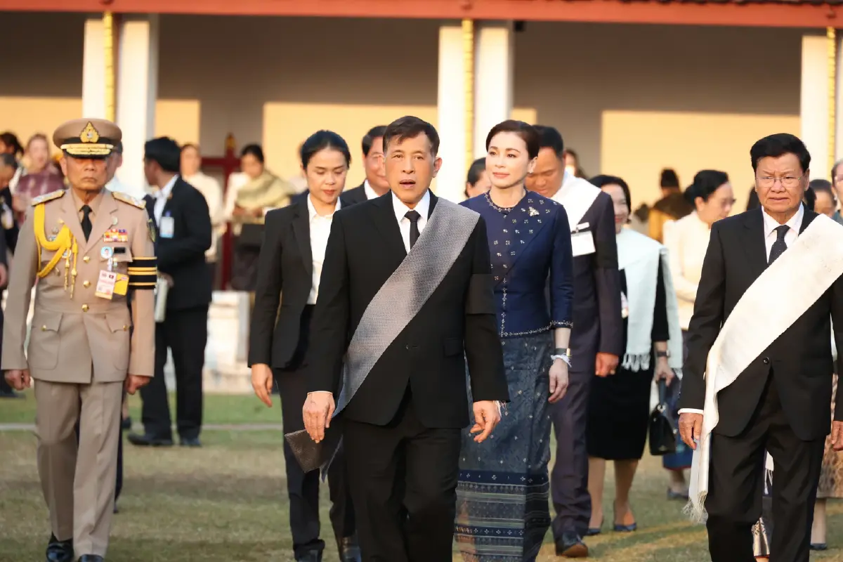 ในหลวง-พระราชินี เสด็จฯไปทรงสักการะพระธาตุหลวง เสร็จสิ้นทรงเสด็จฯกลับจากเยือนสปป.ลาว