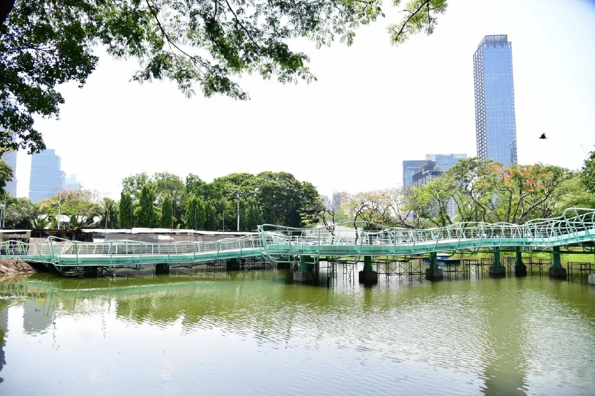 'สะพานเขียว' เชื่อมสวนลุมพินี-สวนเบญจกิติ เตรียมเปิดใช้ 1 พ.ค.นี้