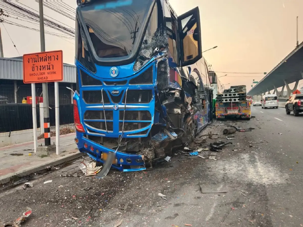 ด่วน ถนนบางนา-ตราด รถติดมาก รถบรรทุกชนรถบัสหลายคัน กม.32 ขาออก