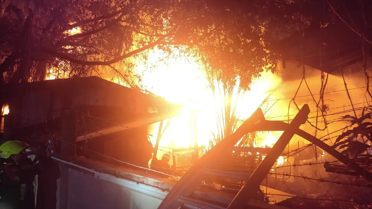 วอดหมดหลัง ไฟไหม้บ้าน ซอยรามคำแหง 39 แยก 1 เจ็บ 2 สำลักควัน-เป็นลม