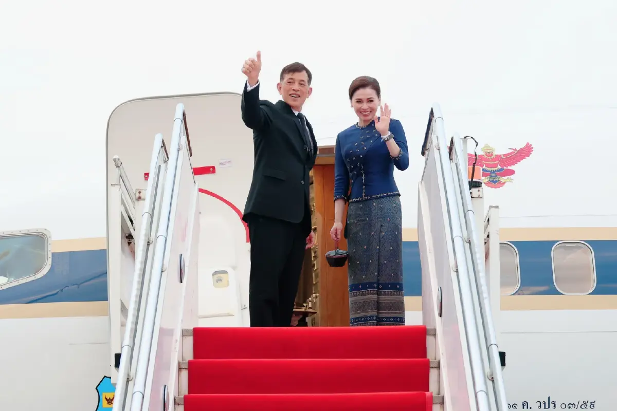 ในหลวง-พระราชินี เสด็จฯไปทรงสักการะพระธาตุหลวง เสร็จสิ้นทรงเสด็จฯกลับจากเยือนสปป.ลาว