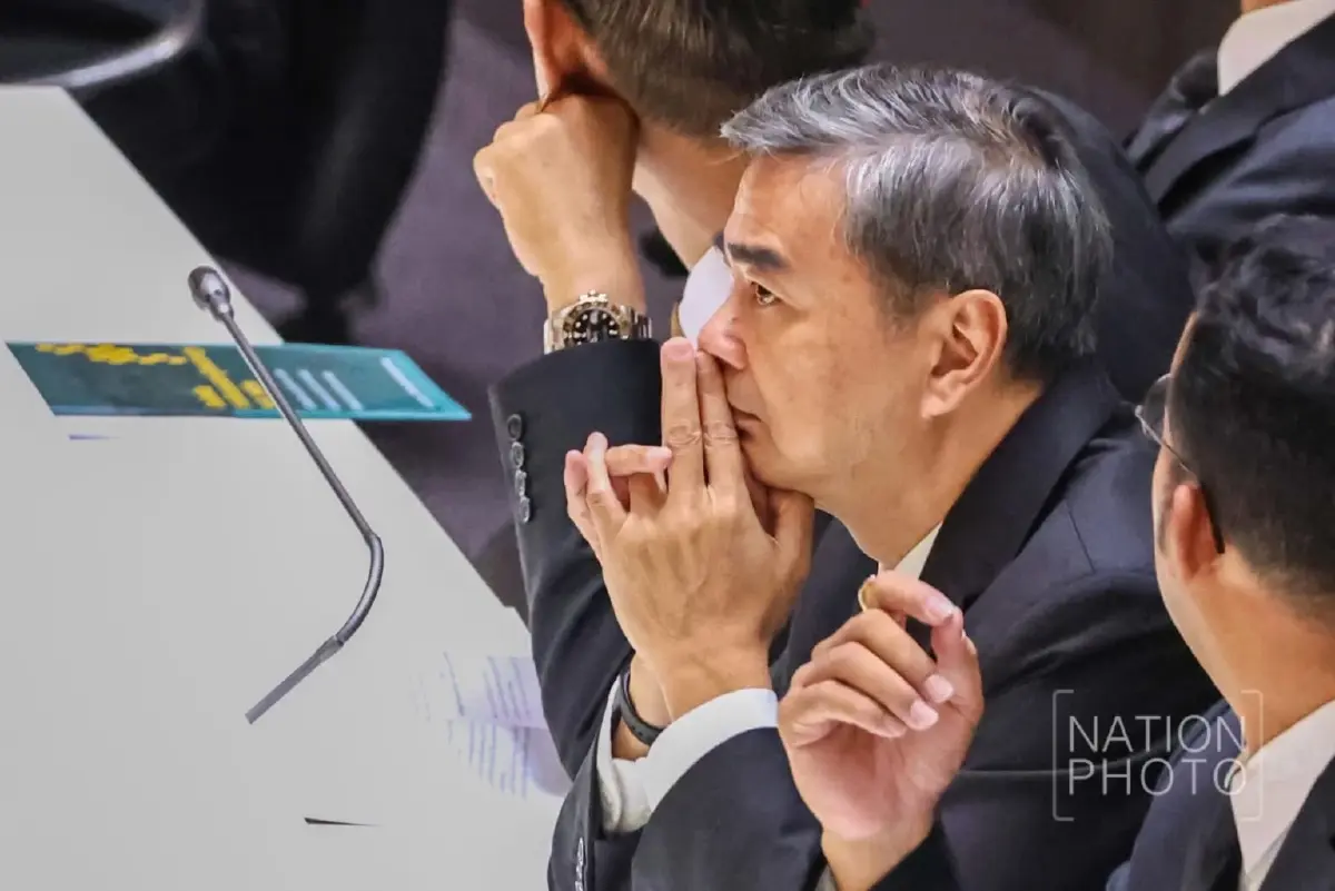 โดดเดี่ยว เซาะกร่อน ‘ปชน.’ ฝ่ายค้าน 3 เส้า แตกยับแยกกันรบ