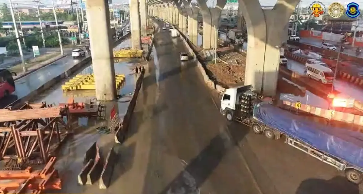 น้ำท่วมถนนพระราม 2 หลังฝนตกหนัก เร่งระบายน้ำ รถติดท้ายแถวสะสม