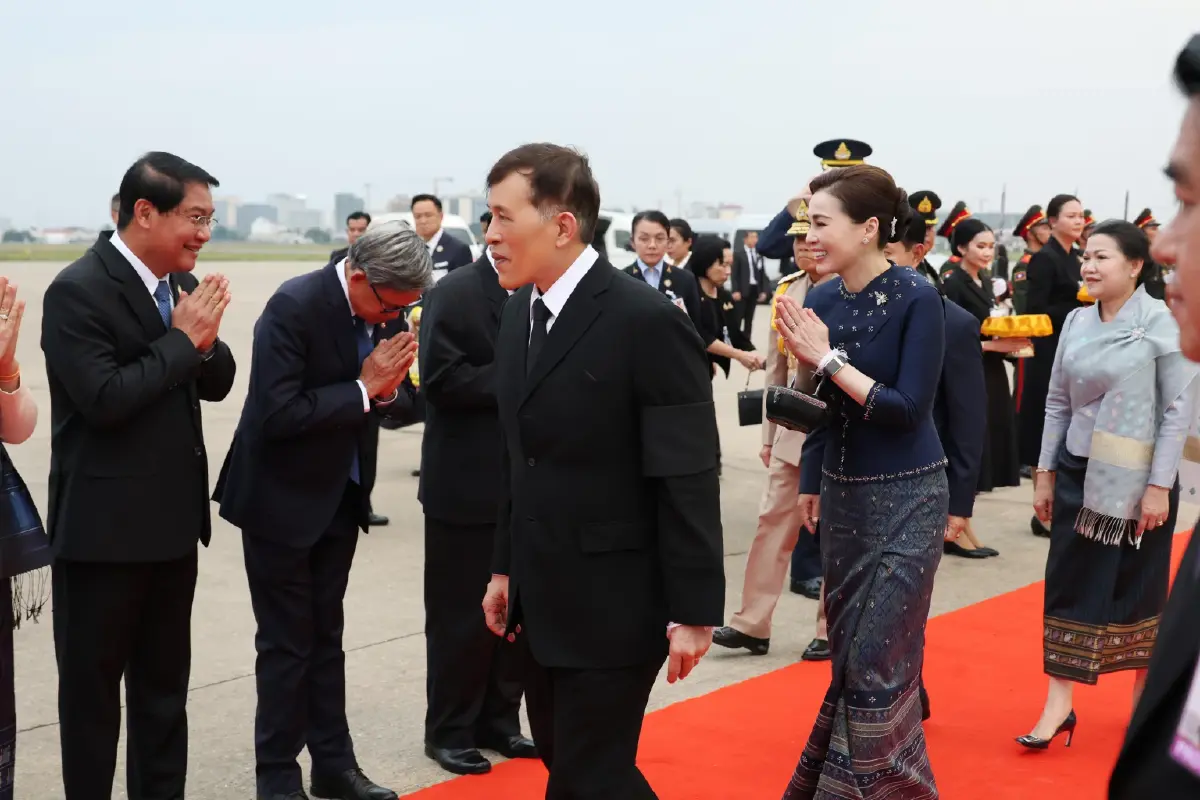 ในหลวง-พระราชินี เสด็จฯไปทรงสักการะพระธาตุหลวง เสร็จสิ้นทรงเสด็จฯกลับจากเยือนสปป.ลาว