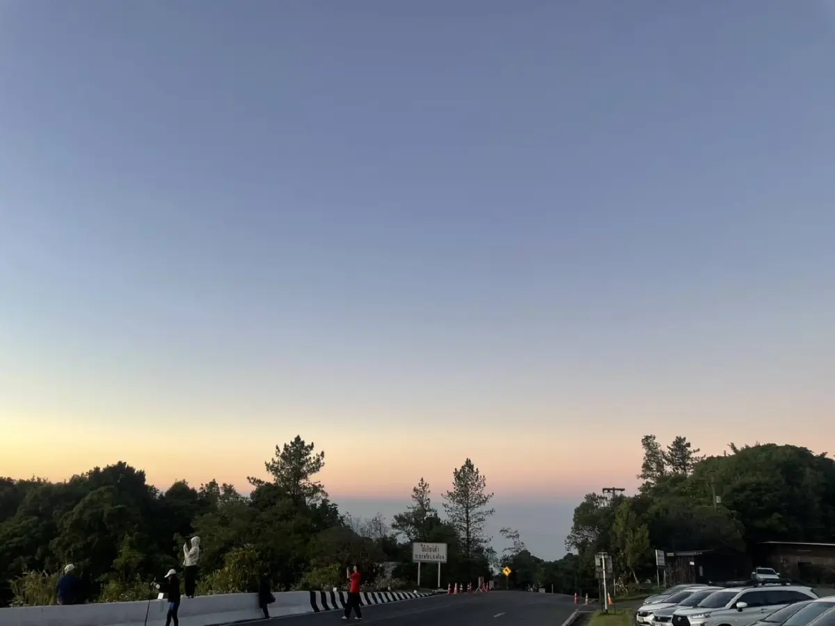 เชียงใหม่วันนี้ มีหนาว 9°C บนยอดดอยอินทนนท์ ชมแสงแรก กิ่วแม่ปาน